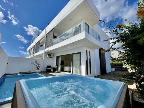 Duplex - pool, jacuzzi & views
