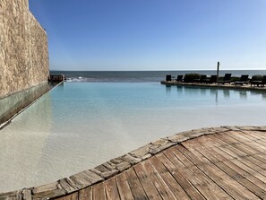 3 つの屋外プール