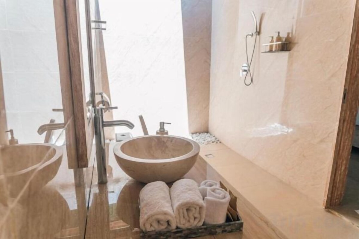 Bathroom | Shower, hair dryer, bidet, towels