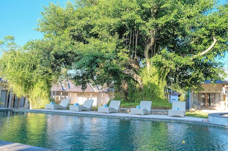 Una piscina al aire libre