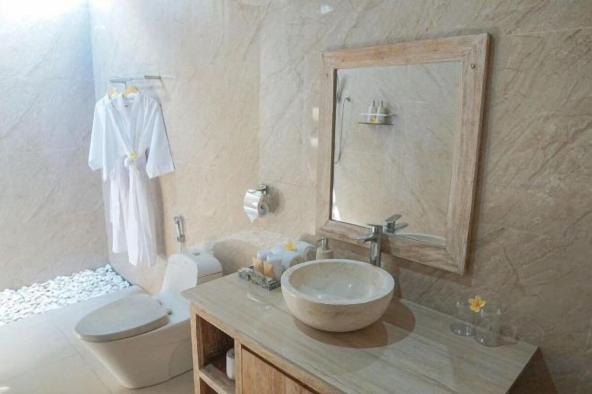 Bathroom | Shower, hair dryer, bidet, towels