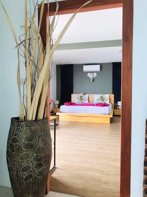 6 bedrooms, in-room safe, desk, travel cot