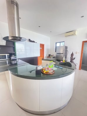 Fridge, microwave, stovetop, dishwasher