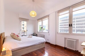 2 bedrooms, desk, iron/ironing board, WiFi