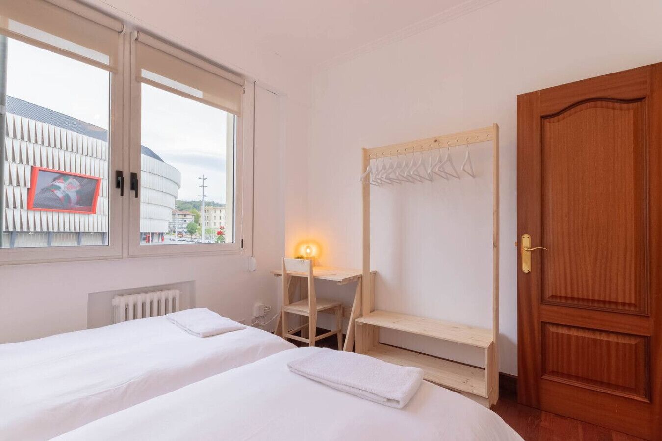 2 slaapkamers, een bureau, een strijkplank/strijkijzer, wifi