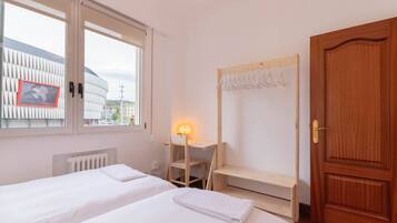 2 Schlafzimmer, Schreibtisch, Bügeleisen/Bügelbrett, WLAN