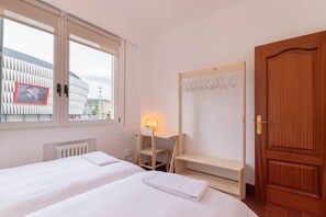 2 slaapkamers, een bureau, een strijkplank/strijkijzer, wifi