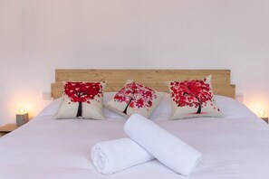 2 bedrooms, desk, iron/ironing board, WiFi