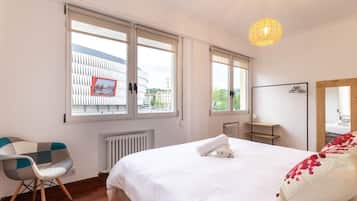 2 slaapkamers, een bureau, een strijkplank/strijkijzer, wifi