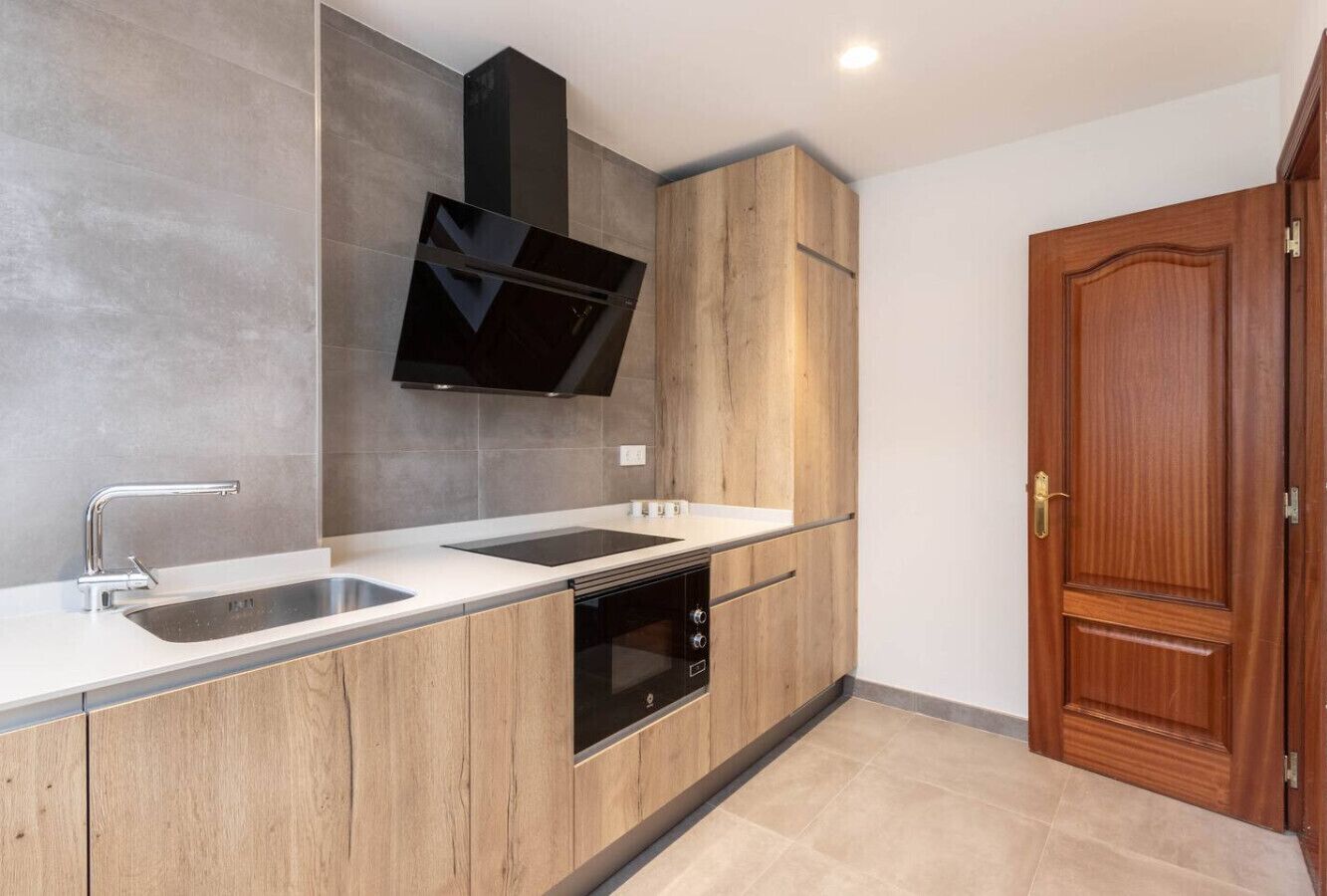 Een koelkast, een microgolfoven, een kookplaat, een vaatwasser