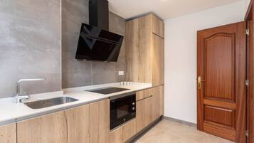 Een koelkast, een magnetron, een kookplaat, een vaatwasser