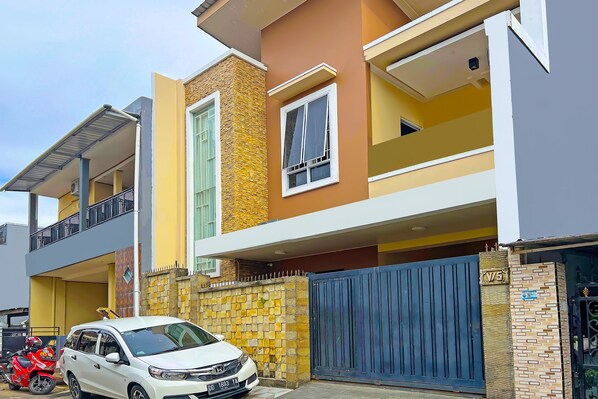 Front of property - Hotel O Wisma Dg Tata (Makassar)