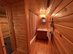 Bathroom - Rustic Cabin & loft, Smart TVs, Firepit (Island Park)
