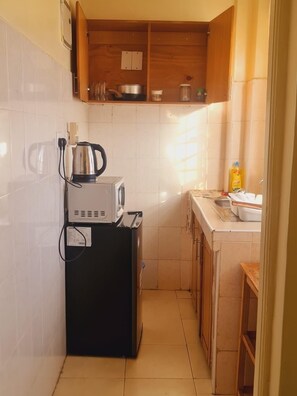 Kylskåp, mikrovågsugn, spishäll och vattenkokare