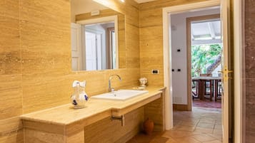 Deluxe Room | Bathroom | Free toiletries, towels