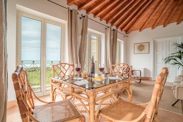 Suite Junior | Area soggiorno | TV a schermo piatto 24 pollici con canali digitali