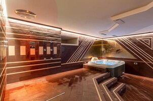 Hot tub, steam room