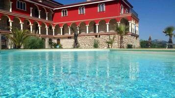 Una piscina al aire libre de temporada