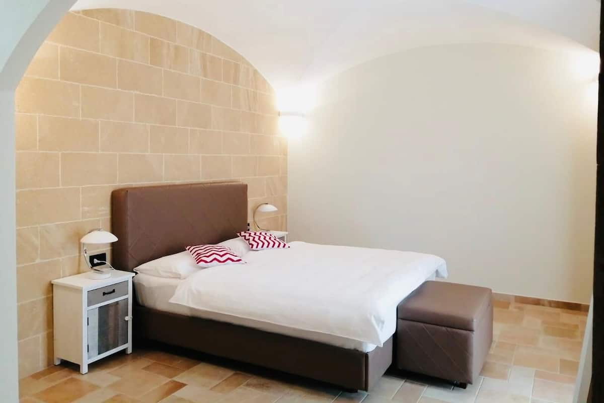 Quarto conforto, para não fumantes, vista para a colina | Wi-Fi de cortesia, roupa de cama