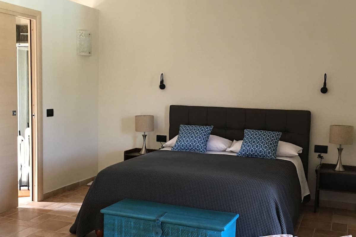 Quarto conforto, para não fumantes, vista para a colina | Wi-Fi de cortesia, roupa de cama