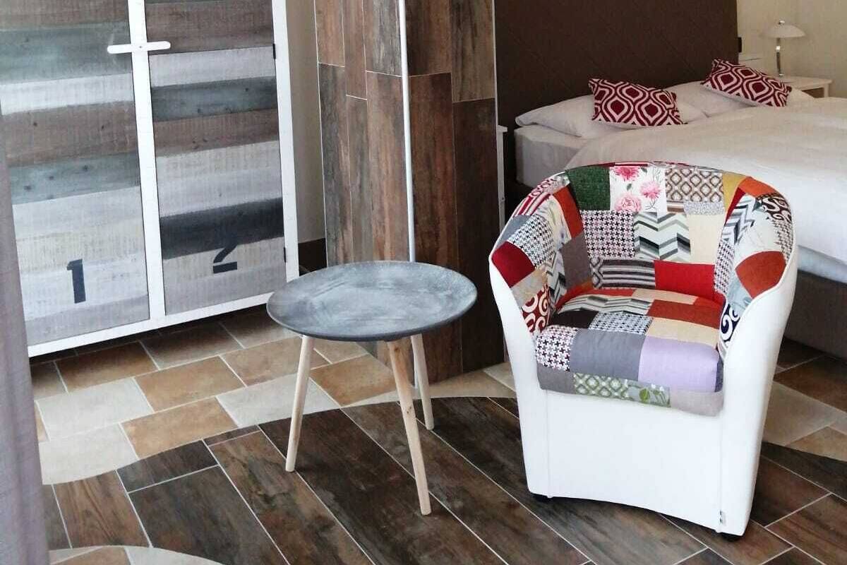 Rom – comfort, 1 queensize-seng, ikke-røyk, utsikt mot høyde | Wi-fi (inkludert) og sengetøy