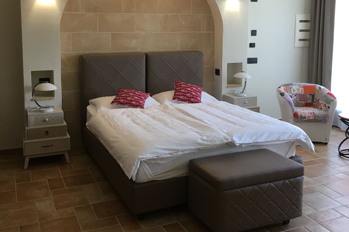 Quarto conforto, para não fumantes, vista para a colina | Wi-Fi de cortesia, roupa de cama