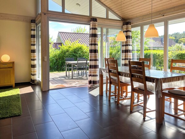 Dining - Ferienhaus Wiesengeflüster W3 mit Fasssauna und Garten, 300 m zur Müritz (Röbel)