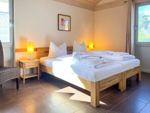 2 bedrooms, travel cot, free WiFi, bed sheets - Ferienhaus Wiesengeflüster W3 mit Fasssauna und Garten, 300 m zur Müritz (Röbel)