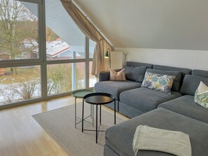 Fernseher, Kamin, Stereoanlage