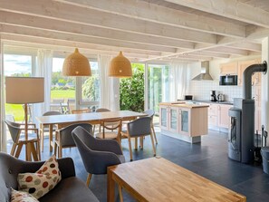 Fridge, microwave, oven, stovetop - Ferienhaus Wiesengeflüster S1 mit Sauna, Kamin und Workation an der Müritz (Röbel/Müritz)