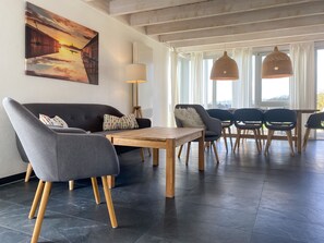 Fernseher, Kamin, Stereoanlage