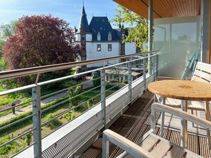 Outdoor dining - Apartment Direkt am See mit Balkon und Kamin Wiesengeflüster (Klink)