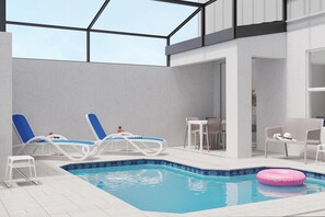 Ein moderner Poolbereich im Innenbereich mit zwei Liegestühlen, einem kleinen Tisch und einem rosa Schwimmreifen.