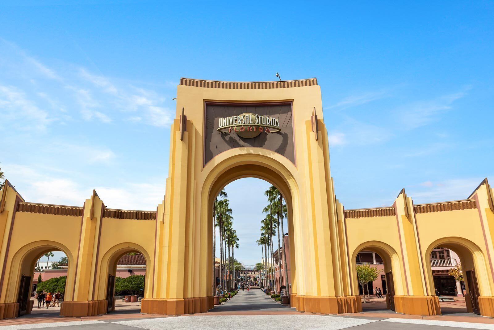 Ein großer Bogen mit den Aufschriften "UNIVERSAL STUDIOS" und "FLORIDA".
