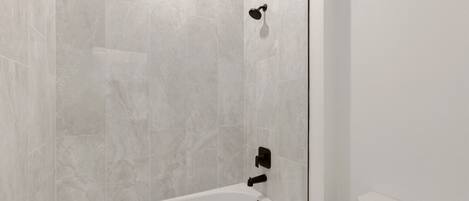 Apartment (VOR5502AA: 5 Bed, Imagination Lab, Po) | Bathroom