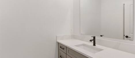 Apartment (VOR5492AA: 5 Bed, Gamer's Paradise, P) | Bathroom