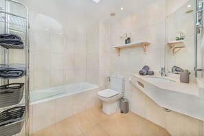 浴缸、吹风机、毛巾