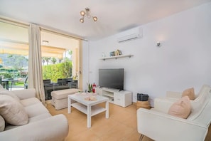 TV - Villa 'Pyp' with Lake View, Wi-Fi and Air Conditioning (Puerto de Alcudia)