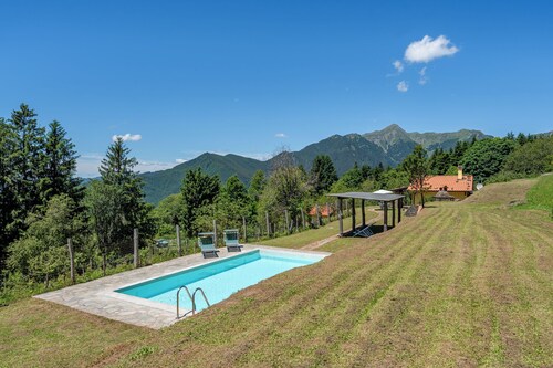 Chalet « Casa Albereta » avec vue sur les montagnes, piscine privée et terrasses privées