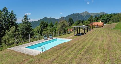 Chalet « Casa Albereta » avec vue sur les montagnes, piscine privée et terrasses privées