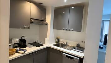 Frigorífico, microondas, horno y placa de cocina