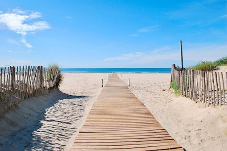 Beach nearby. Holiday Apartment "Plage Du Couchant"