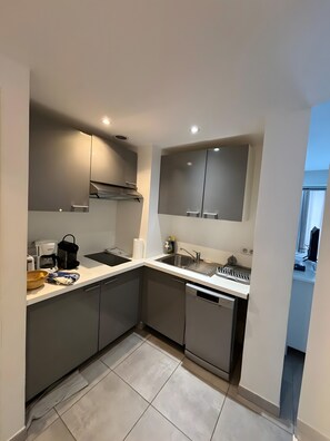 Fridge, microwave, oven, stovetop - Holiday Apartment "Plage Du Couchant" (La Grande Motte)