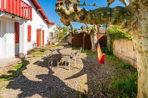 Outdoor dining - Apartment 'T3 Pays Basque Sud Landes' with Private Garden, Balcony and Wi-Fi (Tarnos)