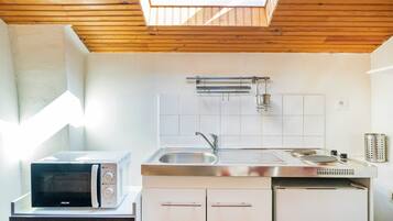 Refrigerador, microondas, parrilla de estufa y cafetera y tetera