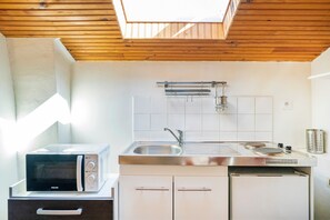 Geladeira, micro-ondas, cooktop, cafeteira/chaleira