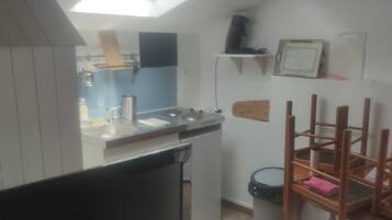 Coffee/tea maker, fridge, microwave, stovetop
