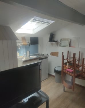 Coffee/tea maker, fridge, microwave, stovetop - Fully Renovated and Air-Conditioned T3 Apartment in Southern Basque Country and Landes (Tarnos)