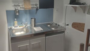 Coffee/tea maker, fridge, microwave, stovetop - Fully Renovated and Air-Conditioned T3 Apartment in Southern Basque Country and Landes (Tarnos)