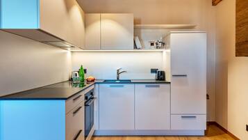 Frigorifero, forno, piano cottura, lavastoviglie